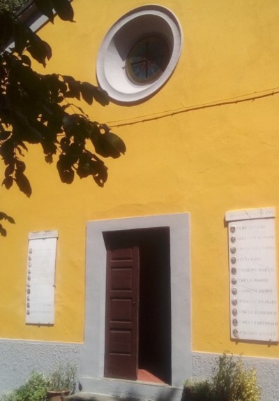 foto 7 chiesa Campigno con targhe I e II guerra mondiale