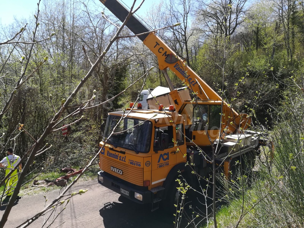 Rimosso l'autoarticolato a Montecuccoli. Riaperta la strada (Video)