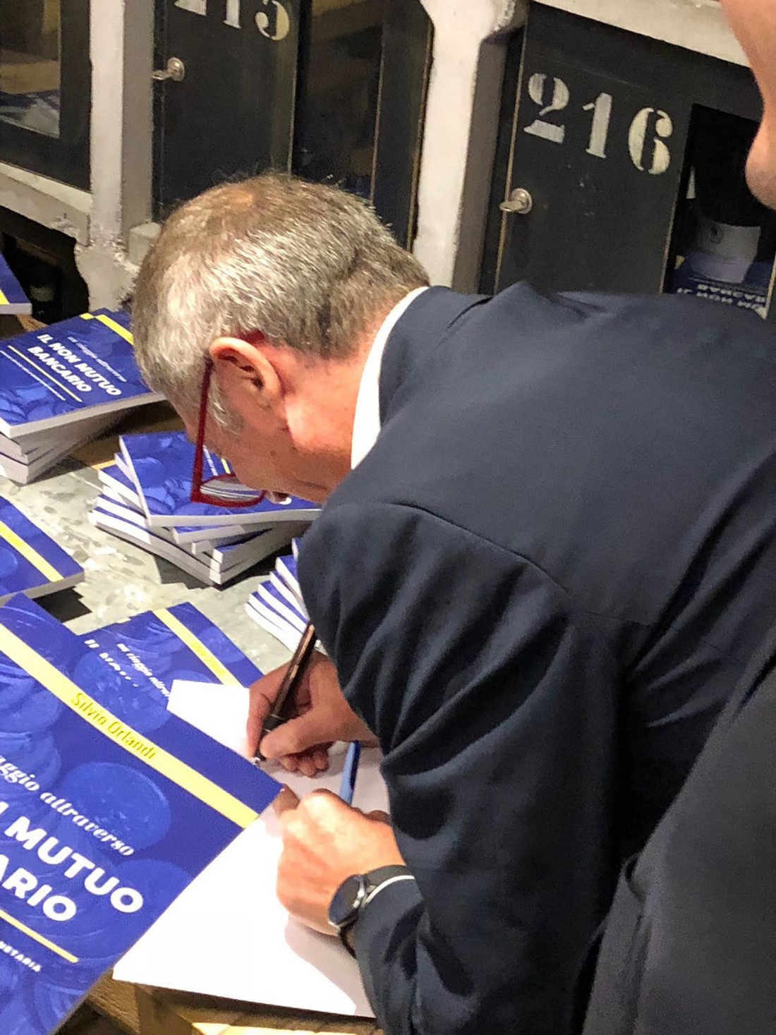 silvio orlandi firma le copie