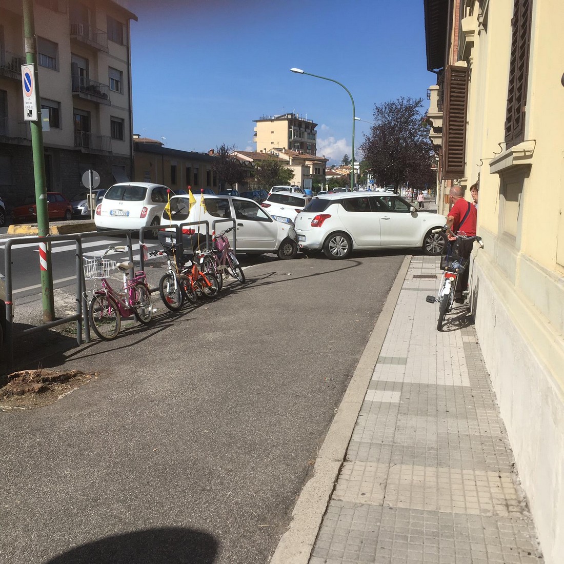 Incidente in Viale IV Novembre. Auto sul marciapiede e contro il muro della casa, feriti lievi