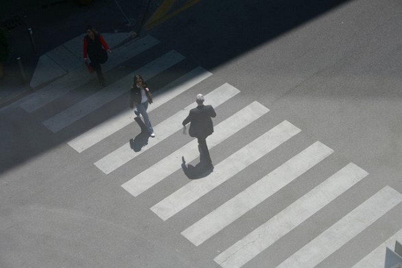 Mio suocero è stato investito sulle strisce. Si cerca una macchina rossa