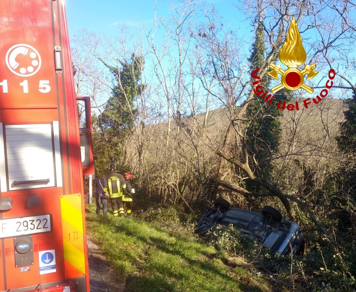 78enne fuori strada a Caldine, arrivano i pompieri