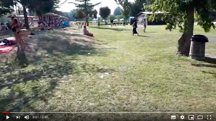 Rifiuti e bottiglie abbandonate alle piscine. Video schock della maleducazione dei nostri ragazzi