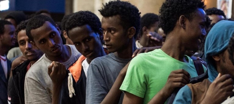 Capire non uccide. Accoglienza, razzismo e slogan: 1 - 'Aiutiamoli a casa loro'