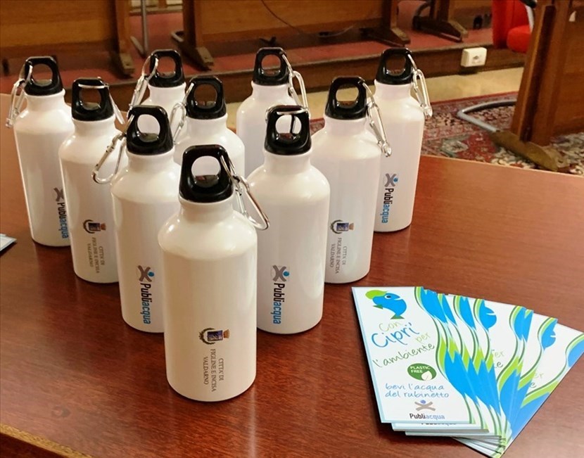 Consegnate 1500 borracce agli studenti di Borgo: Primo passo per la riduzione dell' uso di plastica