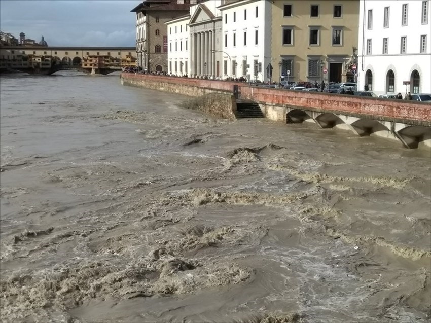 L'ondata di piena in centro