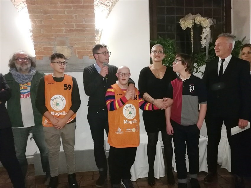 Alcuni  componenti e dirigenti della squadra  mugellana di Basket Inclusivo “The Orange  Baskin”