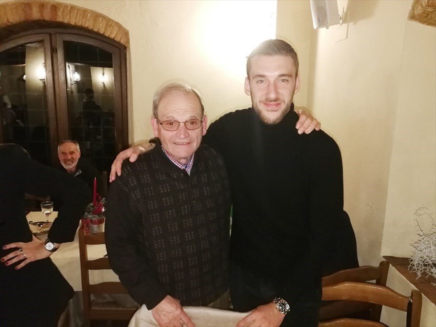 Il popolare Francesco Paoli detto “capello”  tifoso ell’A. S. Fortis Juventus 1909 con Mattia Bani.