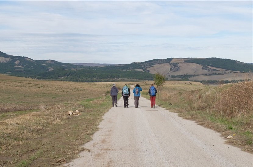 Pierluigi Cosola assieme ad altri escursionisti fra le campagne di Matera