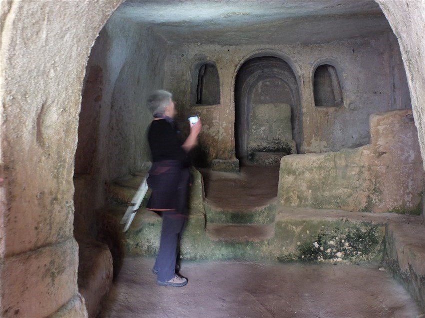 Dentro una grotta a Matera