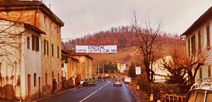 Striscione nel borgo di Bilancino . Foto 1