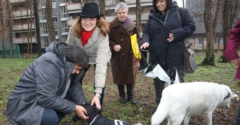 l'Assessore Bettini nell'area cani