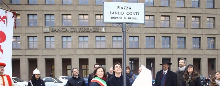 Il momento della scopertura della targa dell'intitolazione della piazza a Lando Conti