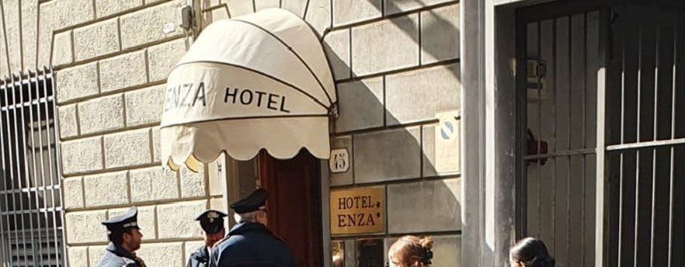 La scientifica davanti all'hotel