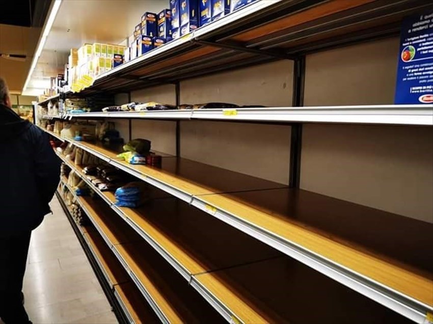 Situazione scaffali Esselunga del Gignoro a Firenze il 23/02/20