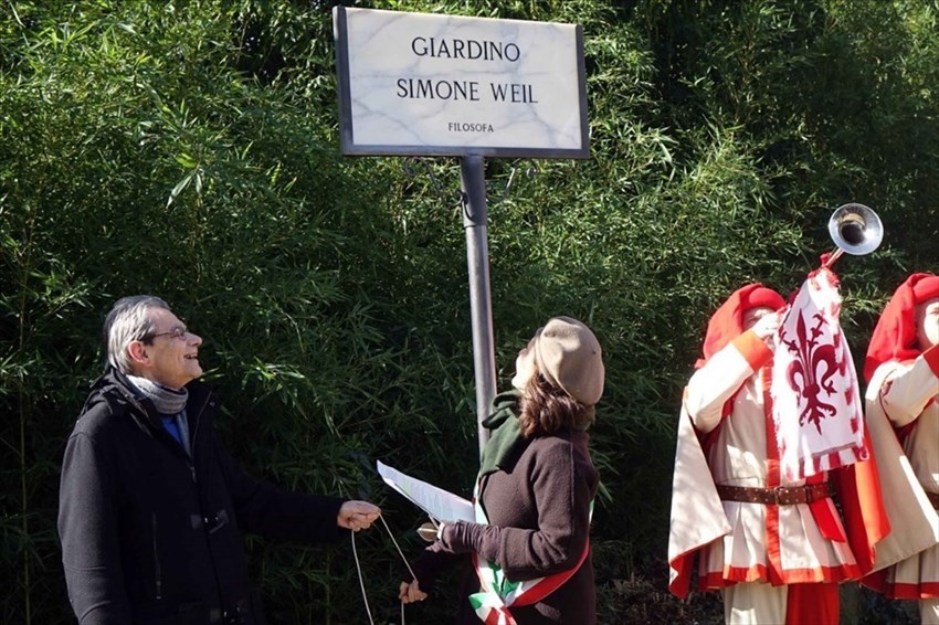 Il momento della scopertura della targa