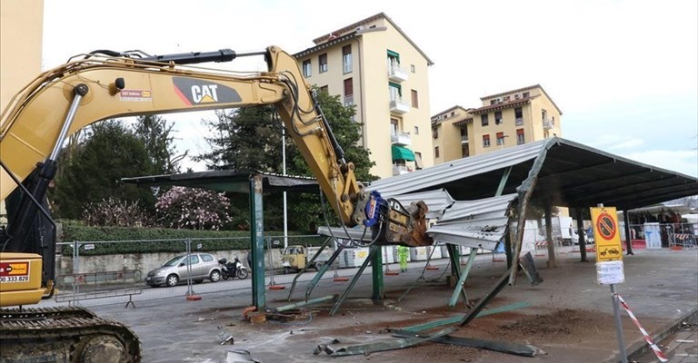 La demolizione in piazza dell'Isolotto