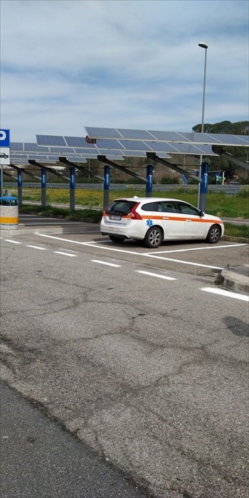 l'auto nel parcheggio solitario