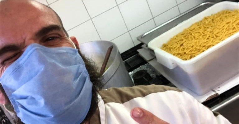 Paolo Gori nella cucina di Caritas