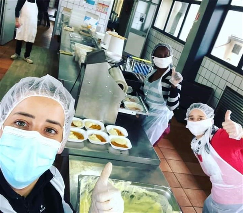 Giulia Franco al lavoro nella mensa Caritas