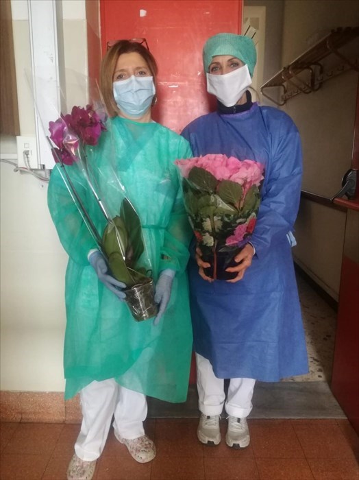 Vivaisti regalano fiori a medici e infermieri di Careggi