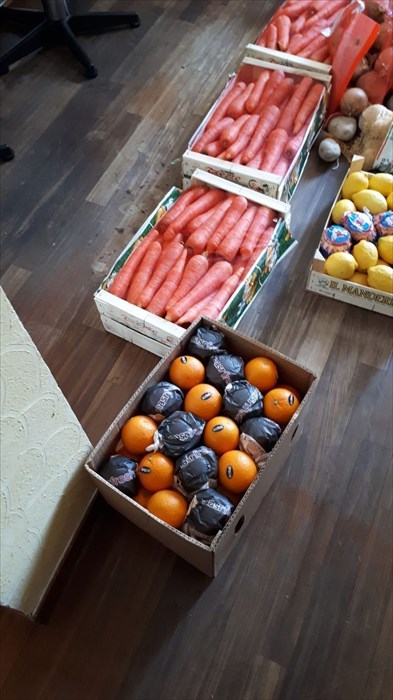 frutta e verdura appena comprate al mercato