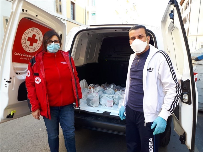Si carica la macchina della Croce Rossa per le consegne