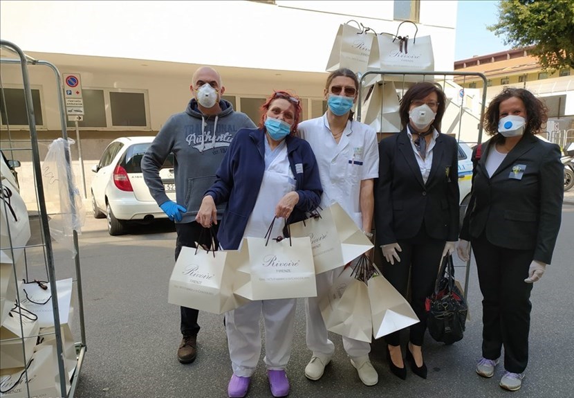 Medici e sanitari ricevono colombe dal caffè Rivoire