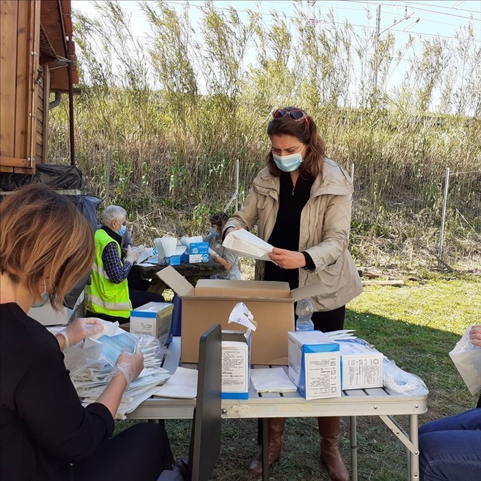 l'Assessore Alessia Bettini all'imbustamento