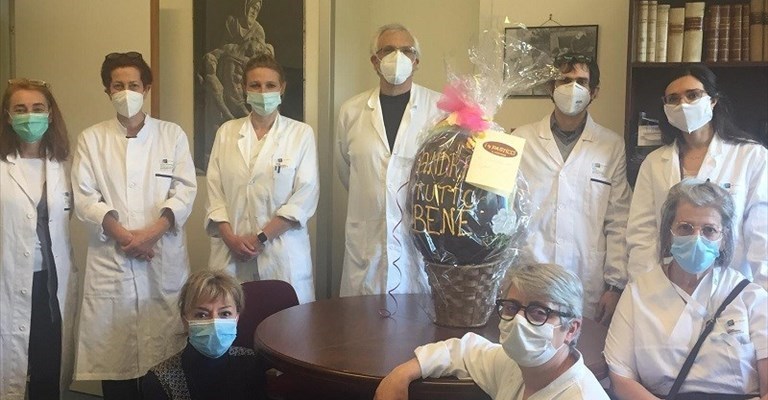 Il personale del Pronto Soccorso e il  grande uovo