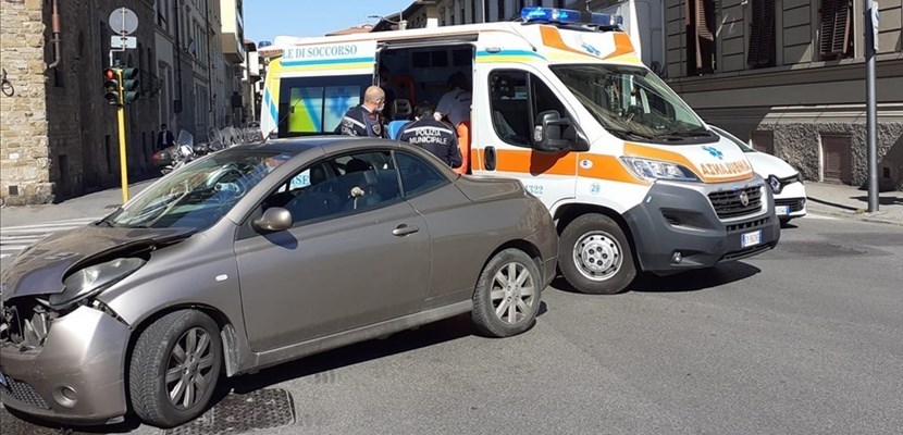 Incidente all'incrocio di via Scipione Ammirato: scontro auto scooter, feriti