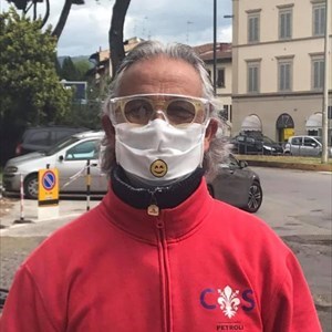 Salvatore Chiaracane alla sua pompa in piazza Alberti