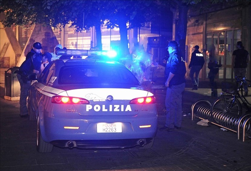 Uomo getta di tutto dalla finestra di casa al sesto piano: sedato e portato in ospedale