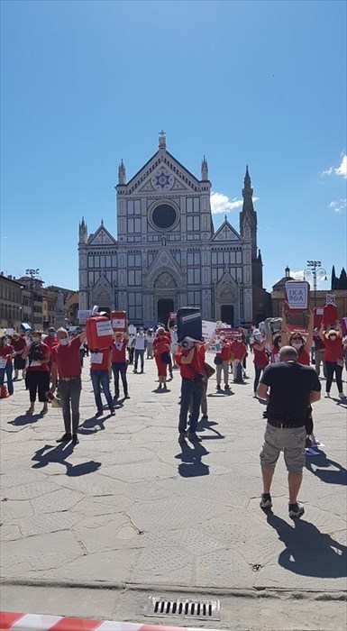Operatori turistici in piazza Santa Croce: "Rischiamo di chiudere tutti"