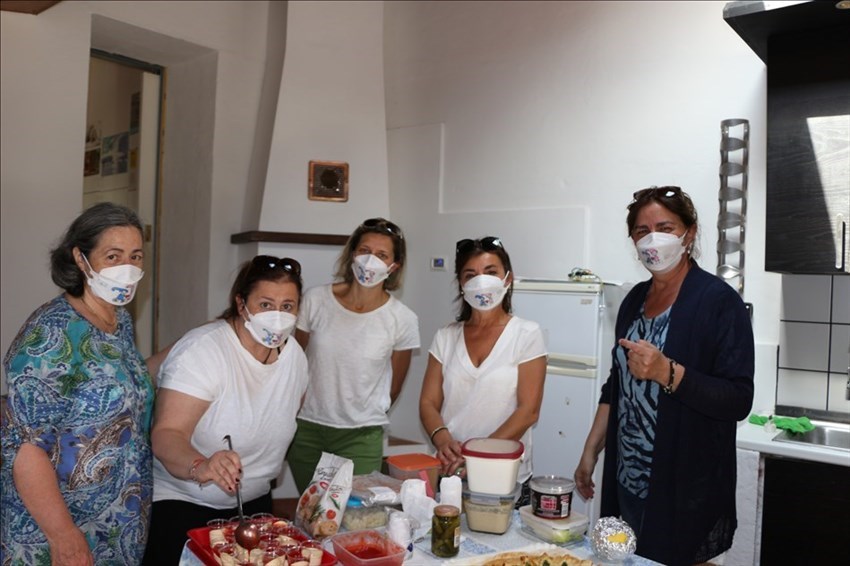 Le colleghe di Cecilia indossano le mascherine con il logo del matrimonio