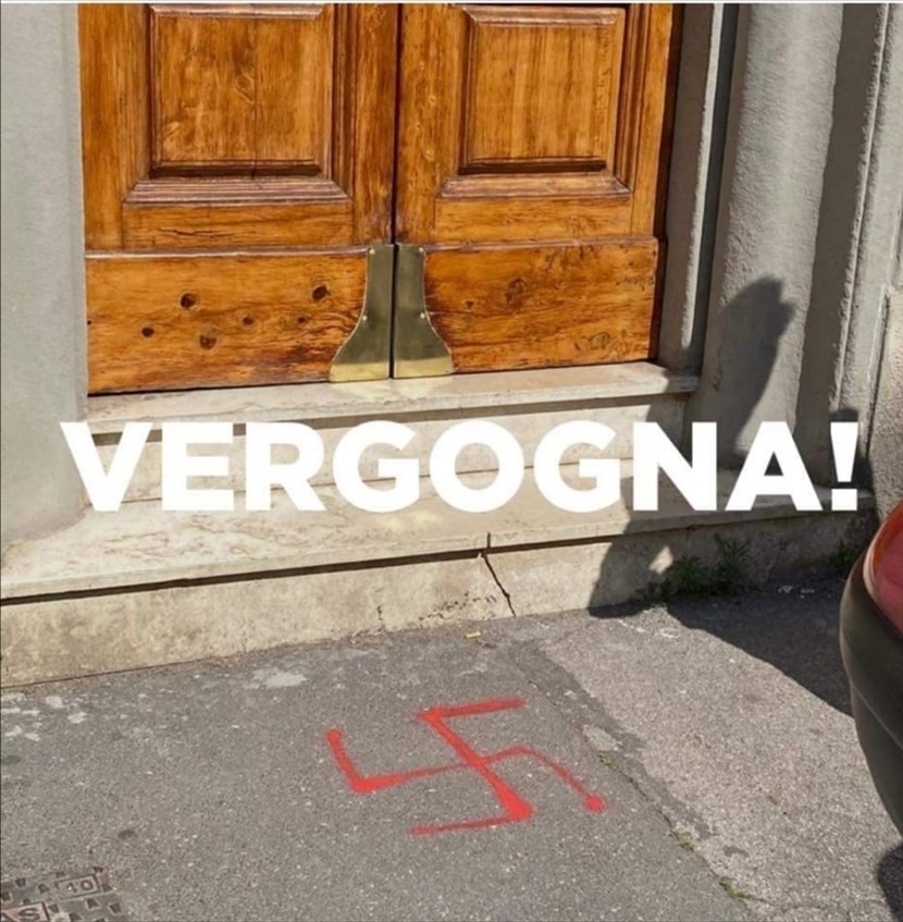 La svastica disegnata davanti a casa della famiglia ebraica