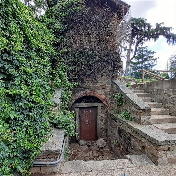 Il degrado sotto uno degli edifici storici della Fortezza. L'odore è nauseabondo e le feci ovunque