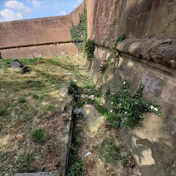 Sotto le mura della fortezza una pattumiera a cielo aperto
