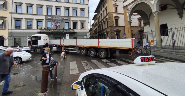 Il tir incastrato in Piazza Santa Maria Novella