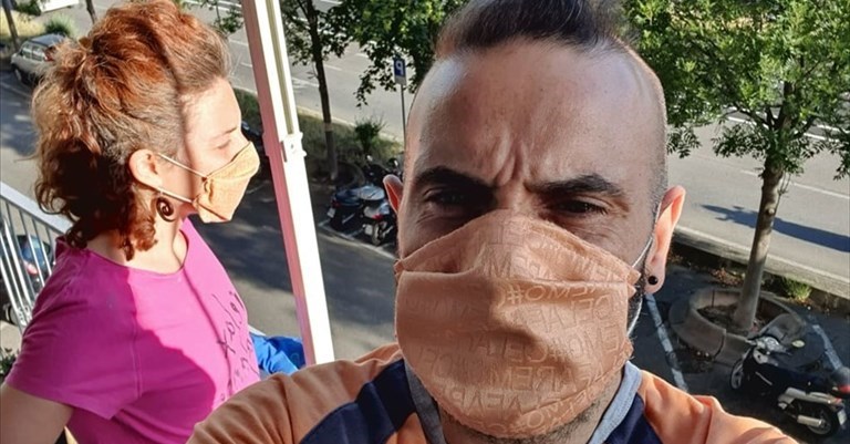 Gaetano e la sua compagna dal loro balcone