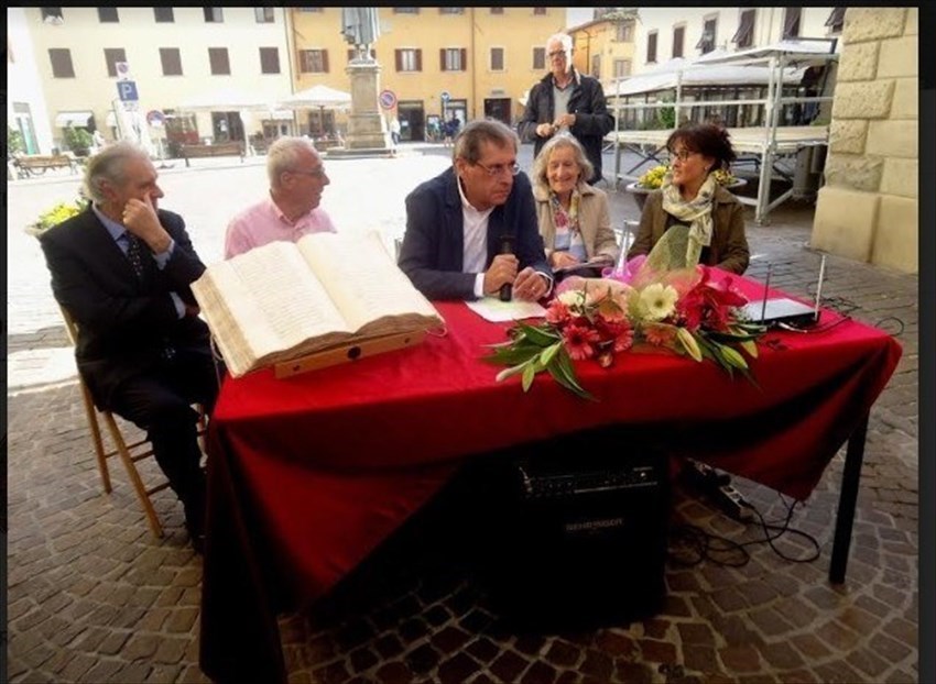 Alfredo Altieri a sinistra durante la presentazione di un libro a Vicchio di Mugello (Foto A.Giovannini)