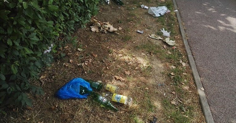 la sporcizia nel viale Redi