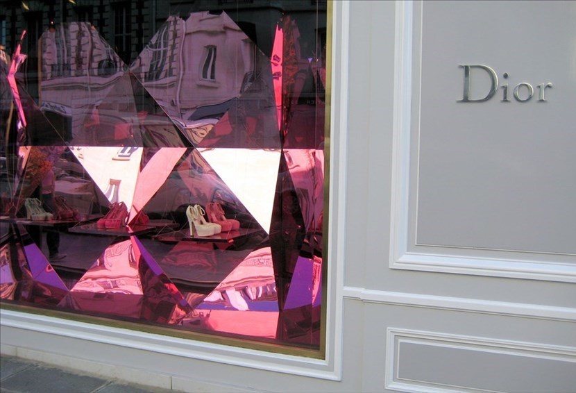 La vetrina di una boutique Christian Dior