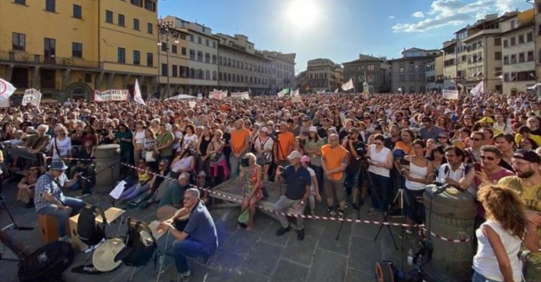 Folla in piazza Santa Croce