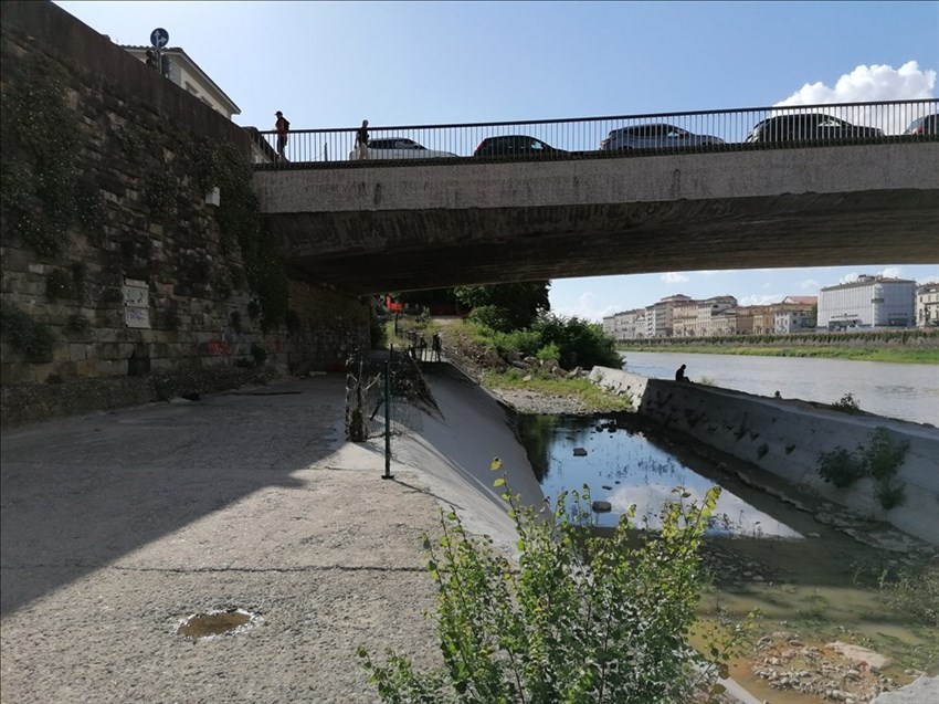 Il camminamento sotto il ponte Vespucci