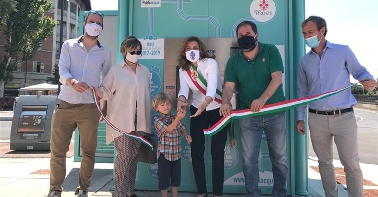 Il taglio del nastro del fontanello di piazza delle Cure