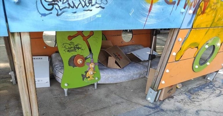 Materassi di fortuna sotto i giochi dei bimbi