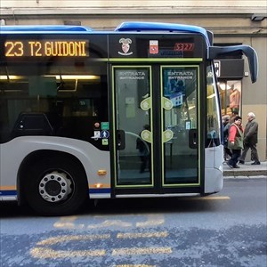 Incidente coinvolge bus in via del Guarlone