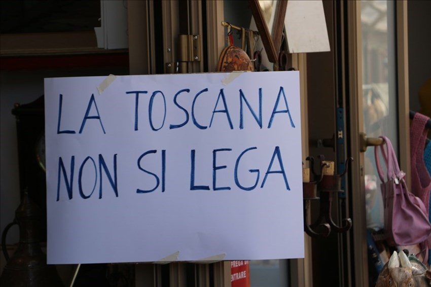 Lo striscione di alcuni contestatori