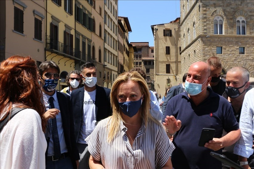 Meloni a Firenze: "La Toscana è contendibile, la libereremo dal guinzaglio della sinistra"